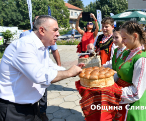 Производители от цялата страна си дадоха среща на юбилейното издание на летния празник „Златна праскова“ в Гавраилово   